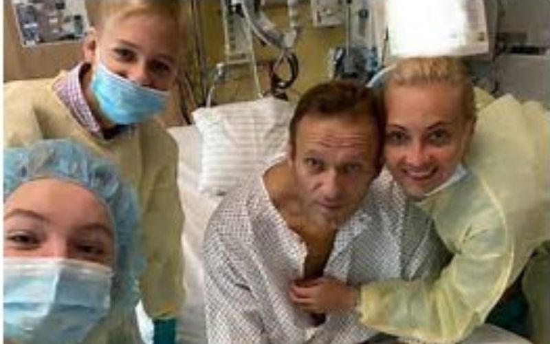 Alexeï Navalny : l’opposant russe publie une première photo de lui à l’hôpital (photo)