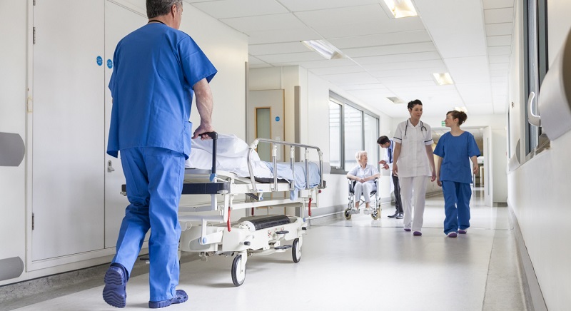 Algérie : un directeur d’hôpital se jette de la fenêtre de son bureau pour échapper à une agression
