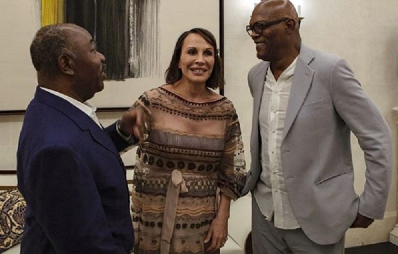 Ali Bongo s’affiche avec l’acteur afro-américain Samuel Jackson et lui décerne un passeport Gabonais