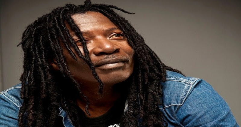 Alpha Blondy, Magic System, Tiken Jah Fakoly…sur le point d’être effacés :ce jeune ivoirien débarque de nulle part et établit déjà des records, il rivalise avec ses aînés pour…