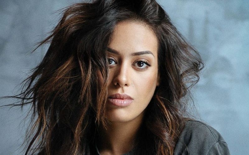 Amel Bent : elle reconnaît avoir « mis des bâtons dans les roues » de sa sœur