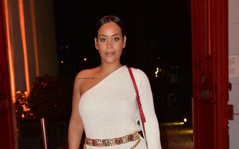 Amel Bent : son dernier cliché en robe courte  qui excite la  toile !