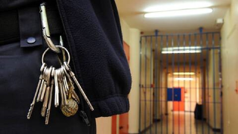 Amoureuse, elle couvrait un détenu de cadeaux : une surveillante de prison interdite d’exercer