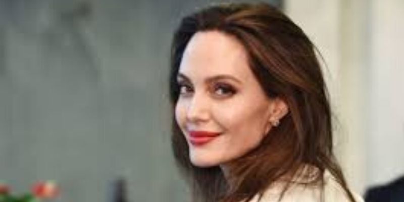 Angelina Jolie pose nue pour un magazine, la toile s’enflamme (photo)