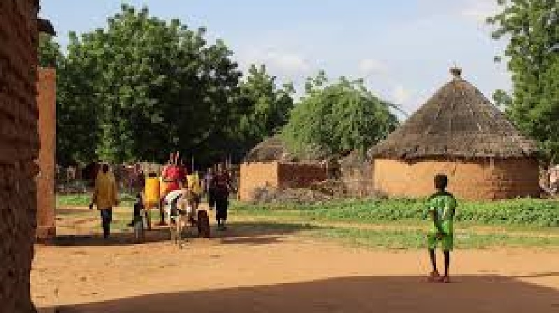 Après 14 ans d’absence, il rentre dans son village et ne se retrouve pas