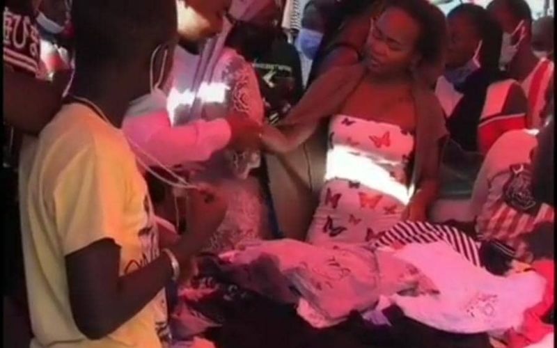 Après 2 ans de relation, elle refuse la demande en mariage de son copain en plein marché (vidéo)