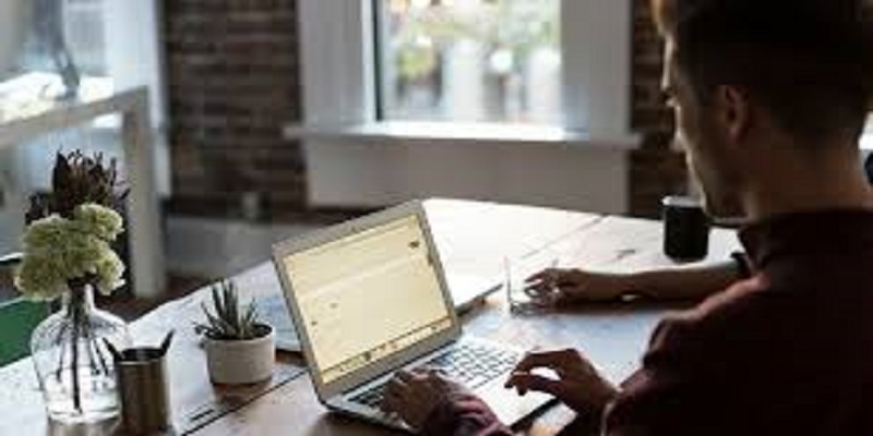 Après 24 ans de travail, il est viré par son employeur parce que trop qualifié