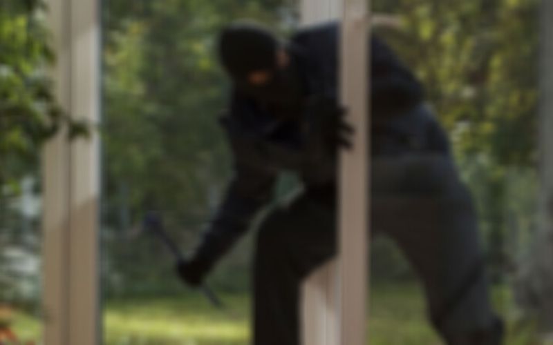 Des cambrioleurs se vantent de leur méfait dans un bus ; la réaction d’un passager