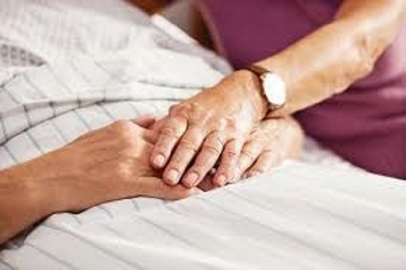 Après la mort de sa femme, il s’enferme chez lui pour se laisser mourir près du corps