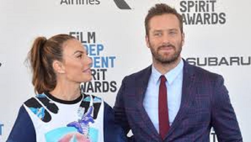 Armie Hammer accusé de violences et cannibalisme : l’épouse de l’acteur soutient les victimes