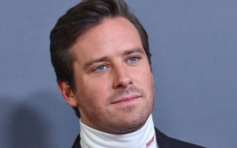 Accusé de cannibalisme, l’acteur Armie Hammer réagit