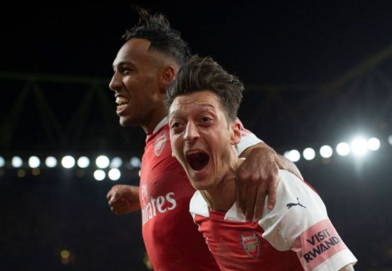 Arsenal : Aubameyang se moque du nouveau look d’Özil (photo)