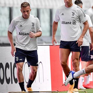 Après avoir quitté Messi, il pose fièrement avec Cristiano Ronaldo