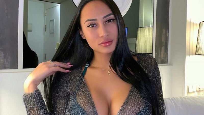 Astrid Nelsia en bikini : la star offre une vue imprenable sur son fessier (photo)