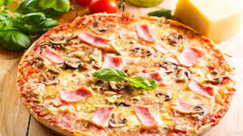 Attaqué à la machette, il réplique avec une pizza