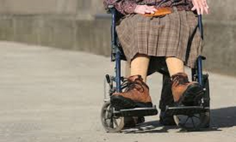 Atteint d’infirmité dès sa naissance, il réussit à marcher pour la première fois à 14 ans
