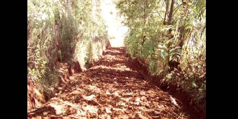 Au Kenya, un homme creuse une route à mains nues pour les villageois (photos)