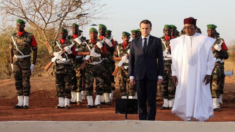 Au Niger, Macron s’incline devant les sépultures des militaires tombés à Inates