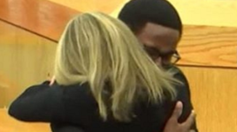 Au tribunal, il embrasse la policière qui a abattu son frère (vidéo)