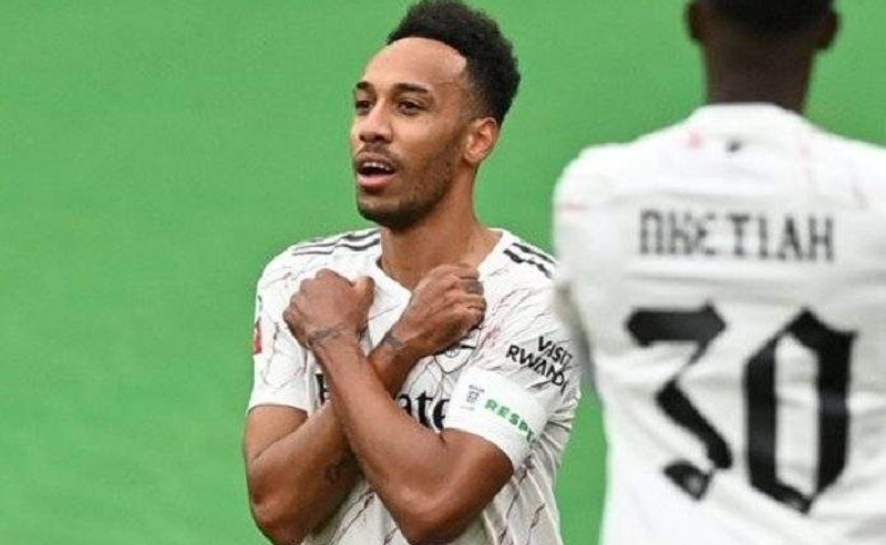 Aubameyang marque et rend hommage à Chadwick Boseman
