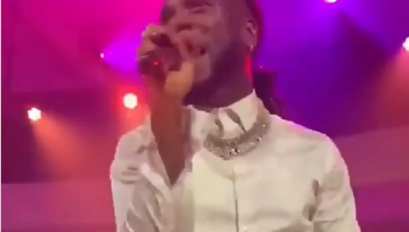 Avant les Grammy Awards  ce dimanche, Burna Boy enflamme  la scène (vidéo)