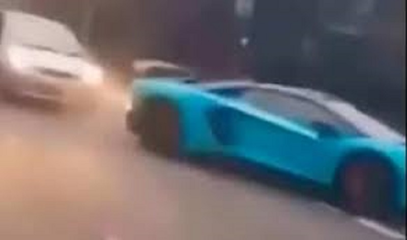 Avec sa Ford Fiesta, il cogne l’arrière d’une Lamborghini Aventador et prend la fuite (vidéo)