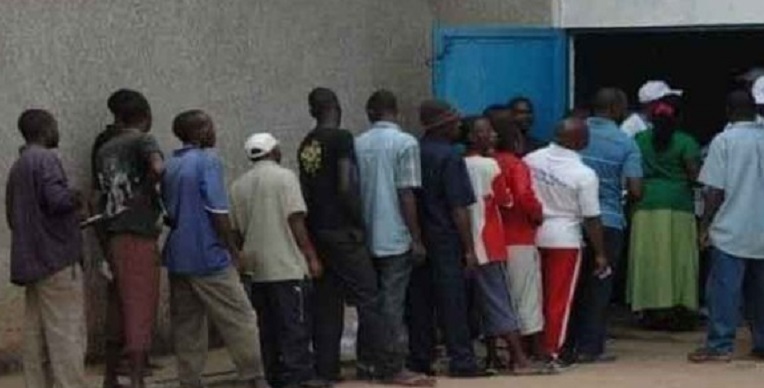 Avec sa technique pour soigner les problèmes érectiles, des hommes font la queue nuit et jour devant son centre