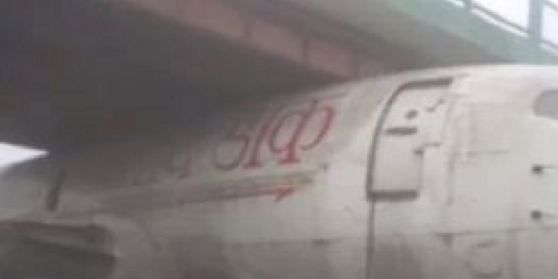 Aviation : un Boeing 737 coincé sous un pont en Inde