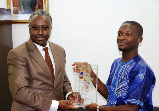 Concours ‘L’Afrique de mes rêves’ : Ayi Renaud Dossavi-Alipoeh a présenté son prix au ministre Guy Madjé Lorenzo
