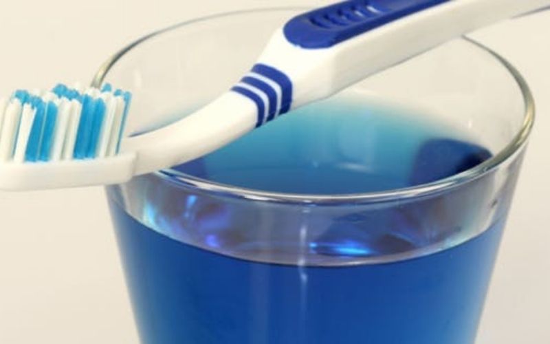 Bain de bouche : les conseils d’un dentiste