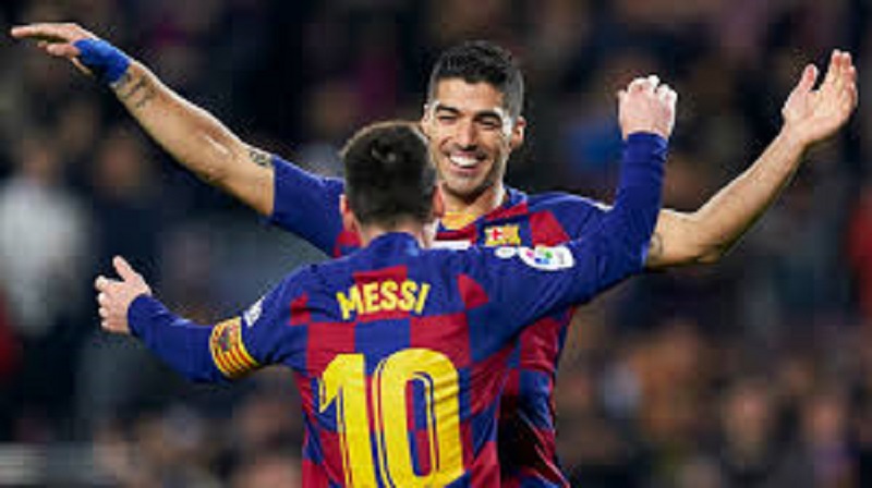 Barça : Suarez répond à Setién et défend Messi