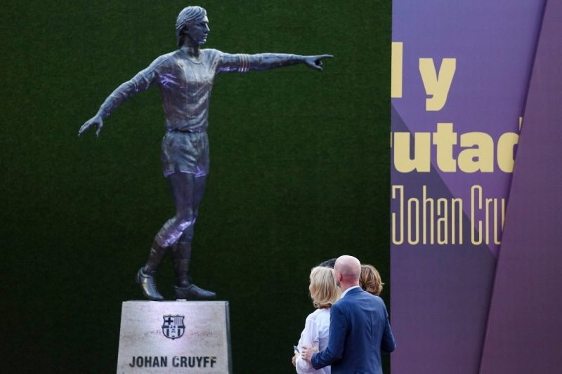 Barça : la légende Johan Cruyff trône désormais, majestueux, au pied du Camp Nou