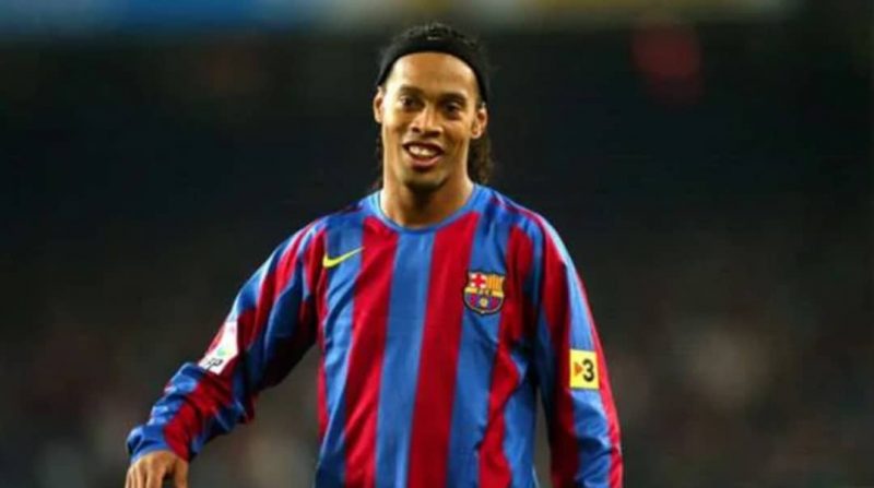 Stars : Ronaldinho présente sa nouvelle amie à la toile ; les fans sous le charme (photo)
