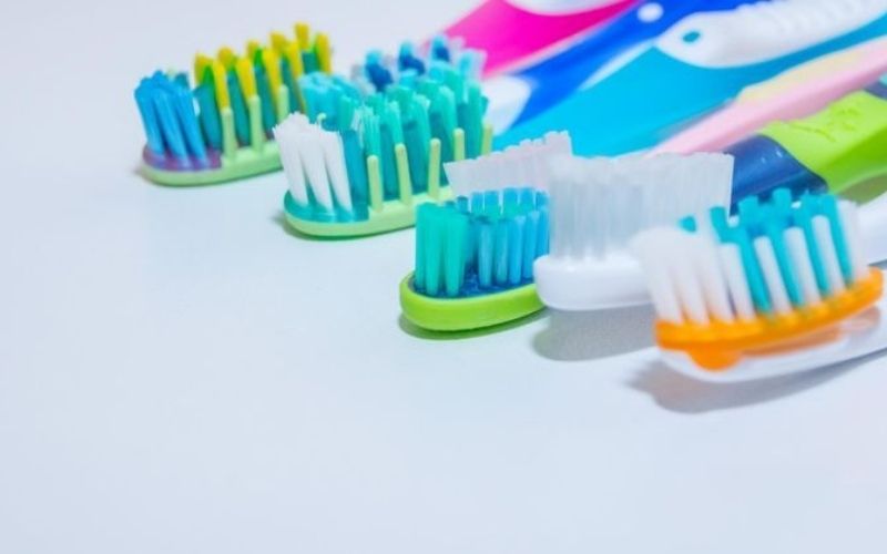 Beauté : 7 astuces à faire avec une brosse à dents
