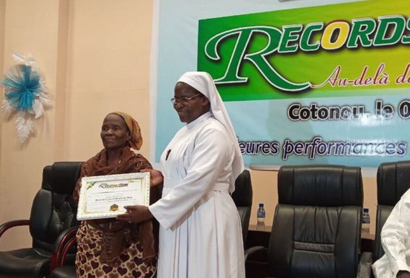 Bénin Record : une femme récompensée pour avoir été enceinte à l’âge de 75 ans