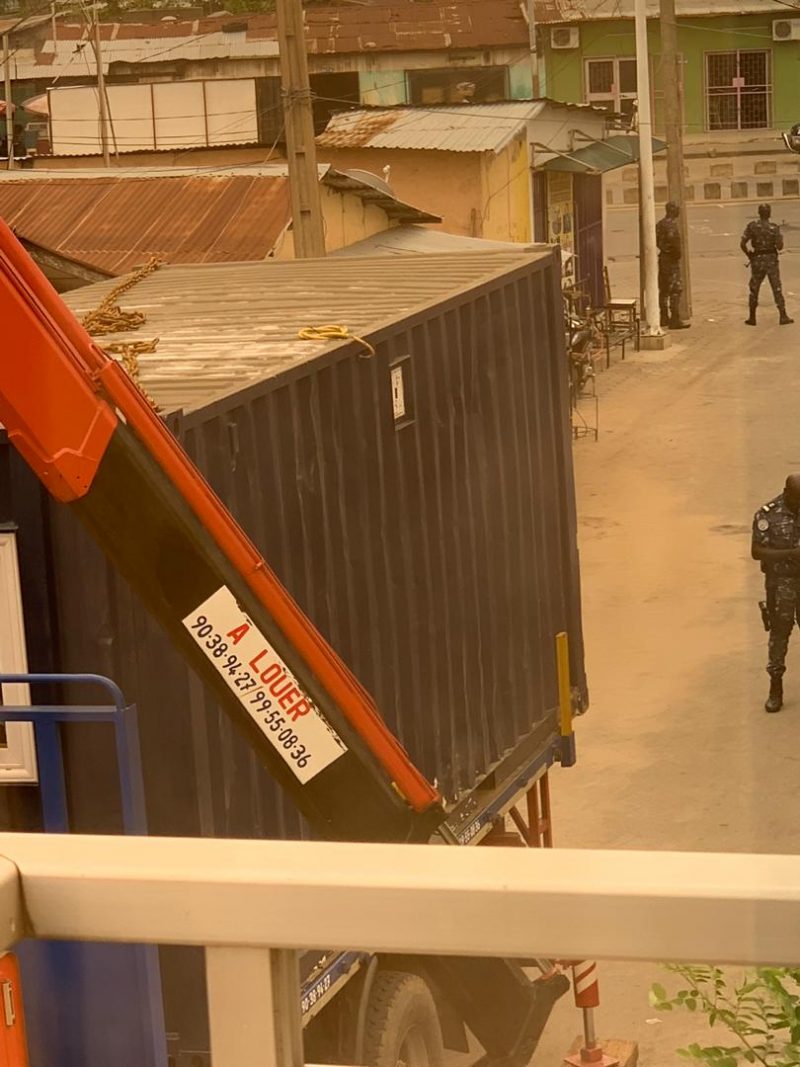 Bénin : que fait ce conteneur posé devant le domicile de Yayi Boni par la police ?