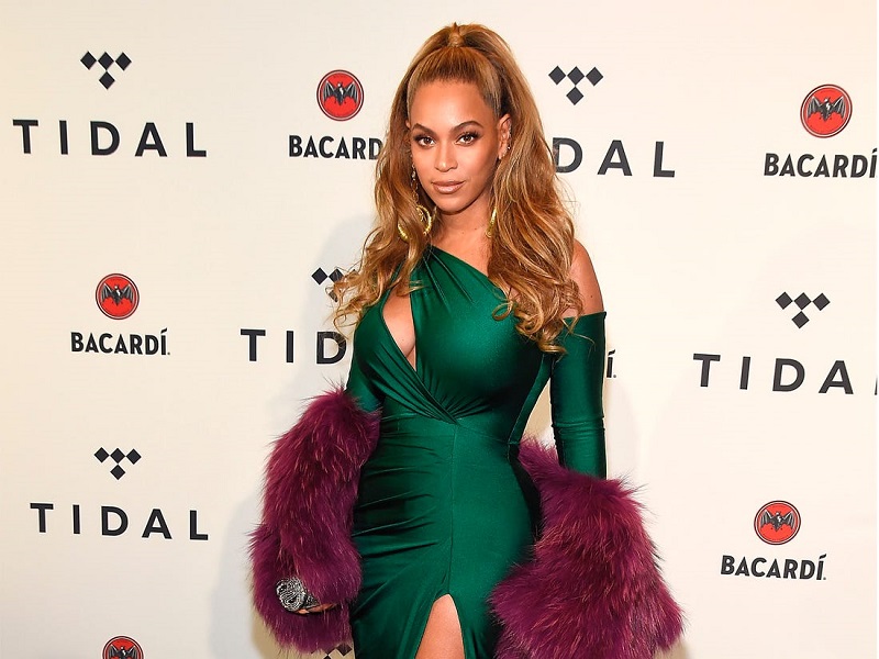 Beyoncé : son incroyable robe de mariée très sexy pour renouveler ses vœux de mariage avec Jay-Z