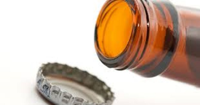 Bière : l’astuce à connaitre pour décapsuler une bouteille avec du papier (vidéo)