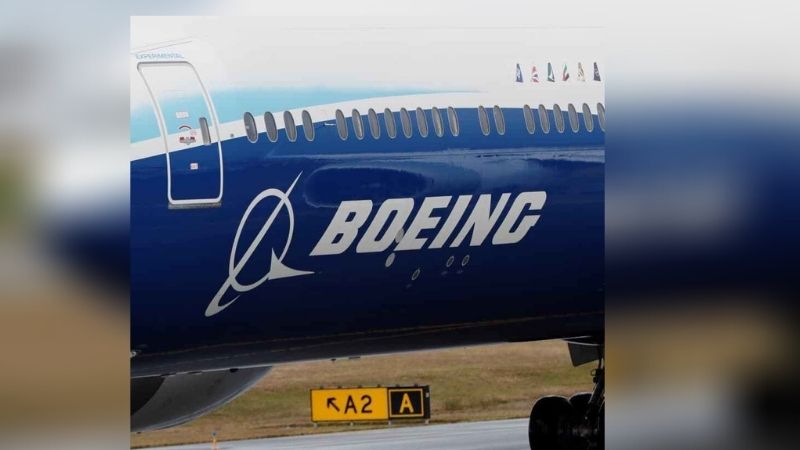 Boeing : la décision de la compagnie après un incident sur un 777 au Colorado