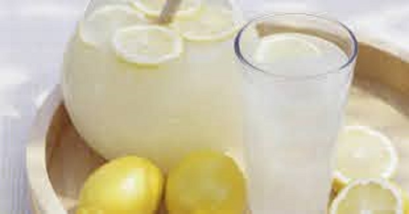 Boire du jus de citron le matin à jeun, bonne ou mauvaise idée ?