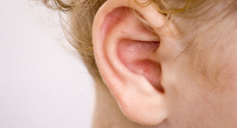 Bourdonnement dans les oreilles, épaule qui craque : ce que signifient les bruits du corps humain