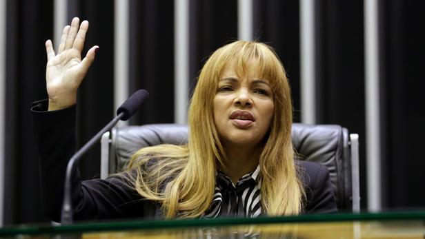 Brésil : la députée aux 50 enfants accusée d’assassinat