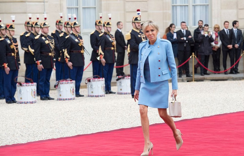 Brigitte Macron : d’où lui vient son amour des mini-jupes ?
