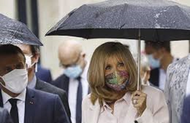 Brigitte Macron : d’où vient son  masque à la valeur inestimable ?