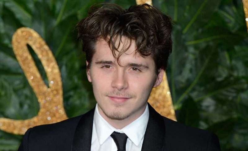 Brooklyn Beckham pose à moitié nu avec sa fiancée (photo)
