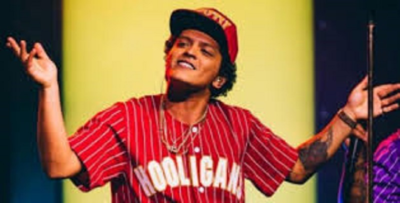 Bruno Mars : un homme se fait passer pour la star et vole plus de 54 millions Fcfa à une fan