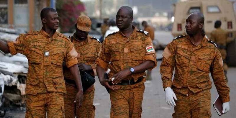 Burkina Faso : les débits de boissons et kiosques PMU sont interdits aux militaires, aux heures de service