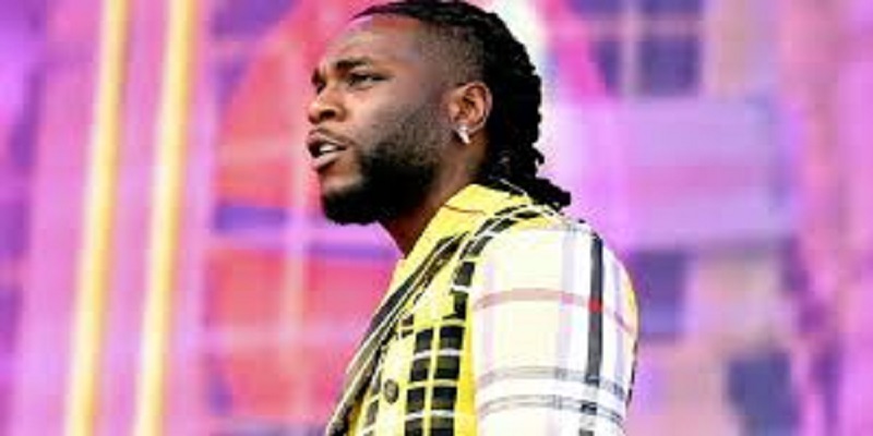 Burna Boy et sa mère fêtent sa victoire aux Grammy Awards (vidéo)