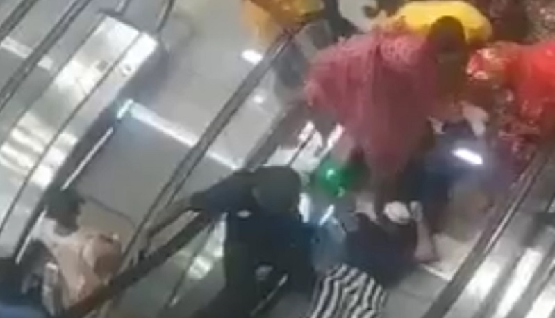 Cameroun : A Douala, des jeunes font la queue pour découvrir des escaliers roulants (vidéo)