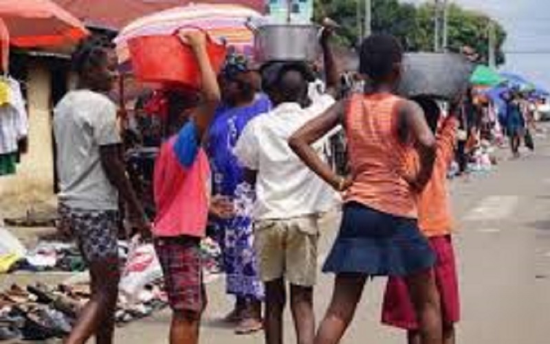 Cameroun : pour un manquant de 100 F CFA sur la recette journalière, une femme fait dormir sa fille à la belle étoile